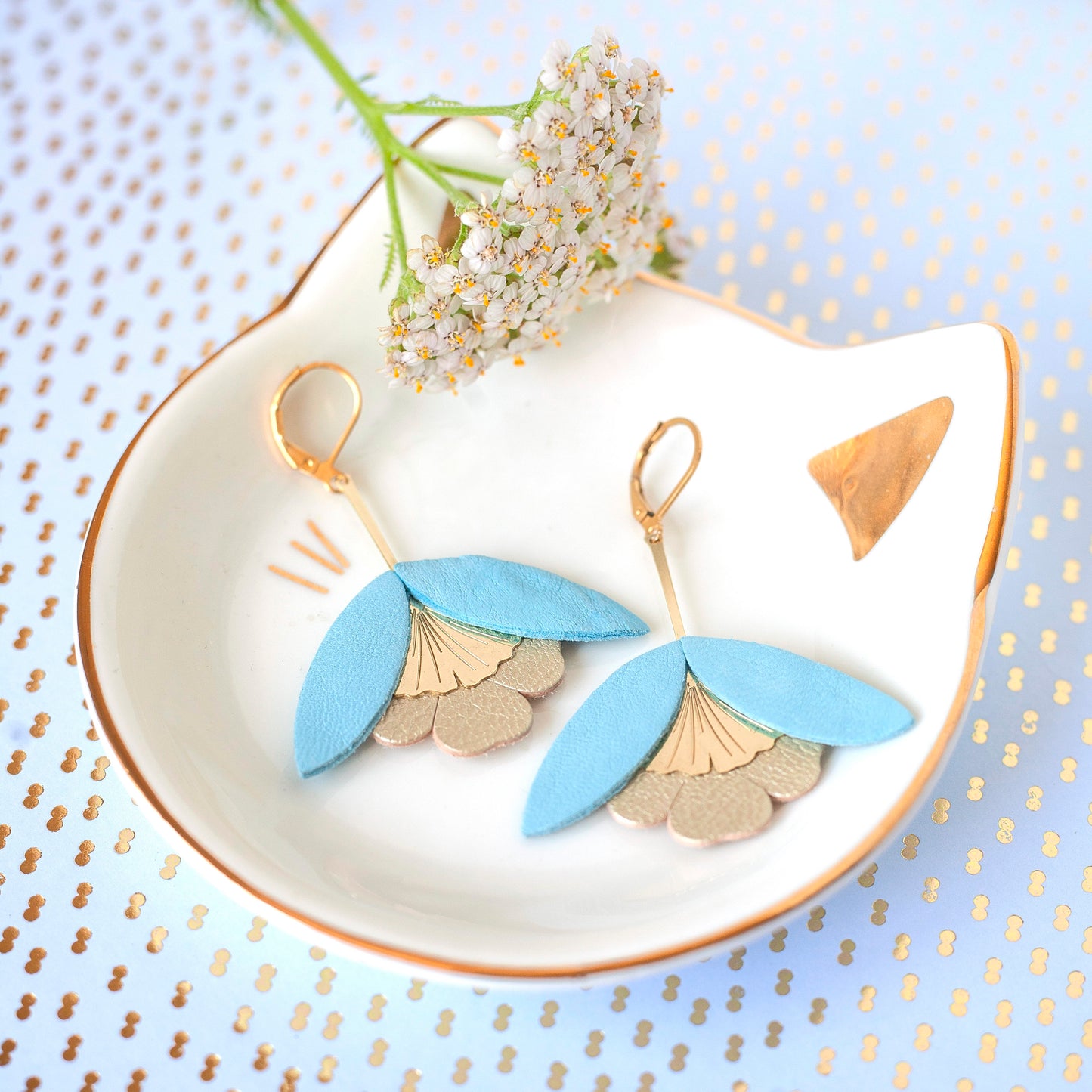 Boucles d'oreilles Fleur de Ginkgo cuir bleu cyan et or mat