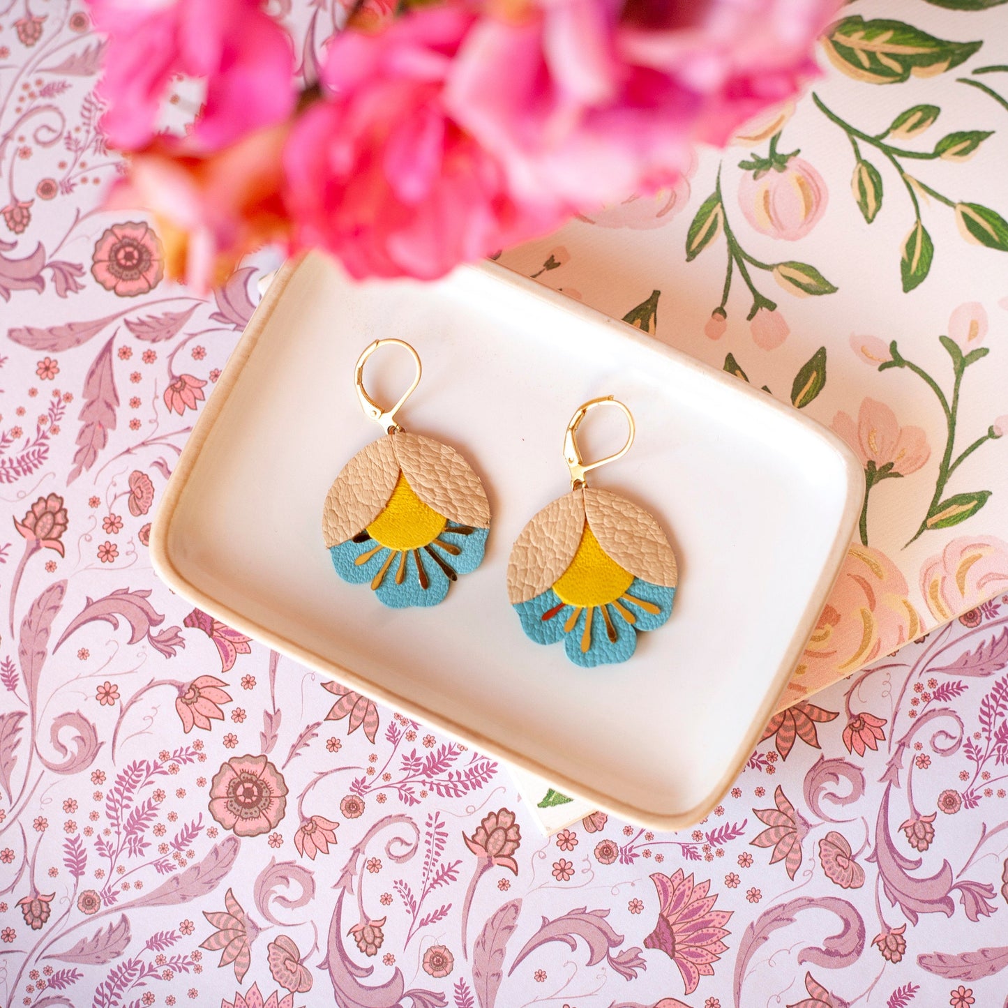 Boucles d'oreilles fleurs de cerisier beige jaune et bleu azur