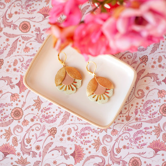 Boucles d'oreilles fleurs de cerisier cuir doré rose et vert d'eau