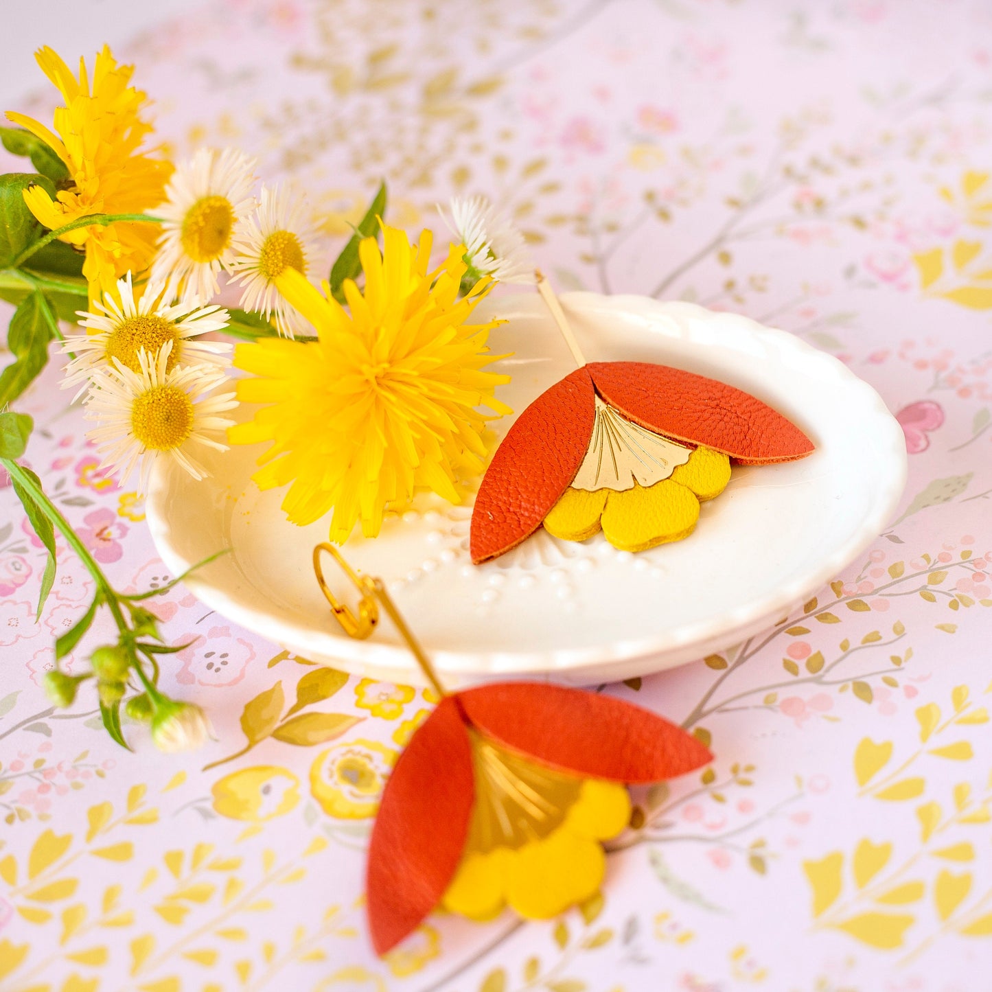 Boucles d'oreilles Fleur de Ginkgo en cuir terracotta et jaune