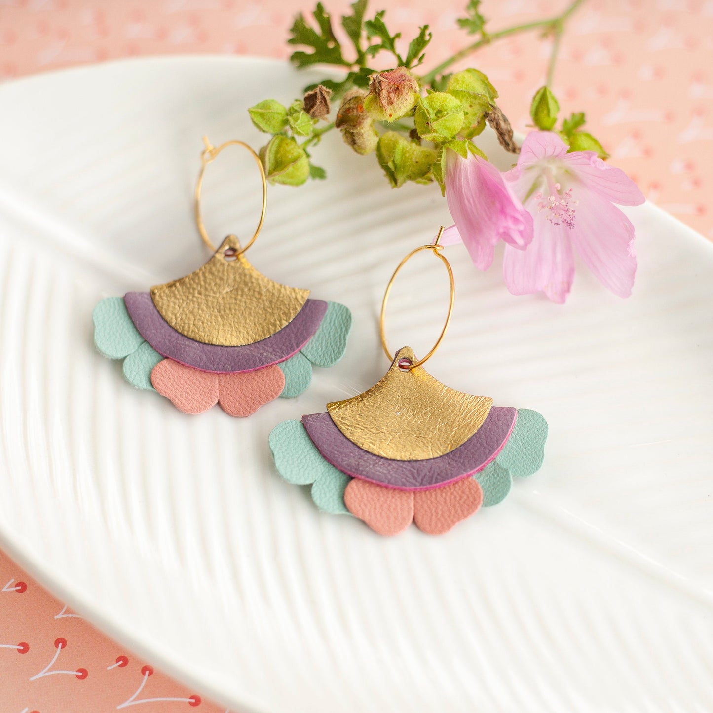 Boucles d'oreilles Eventails cuir rose turquoise mauve et doré