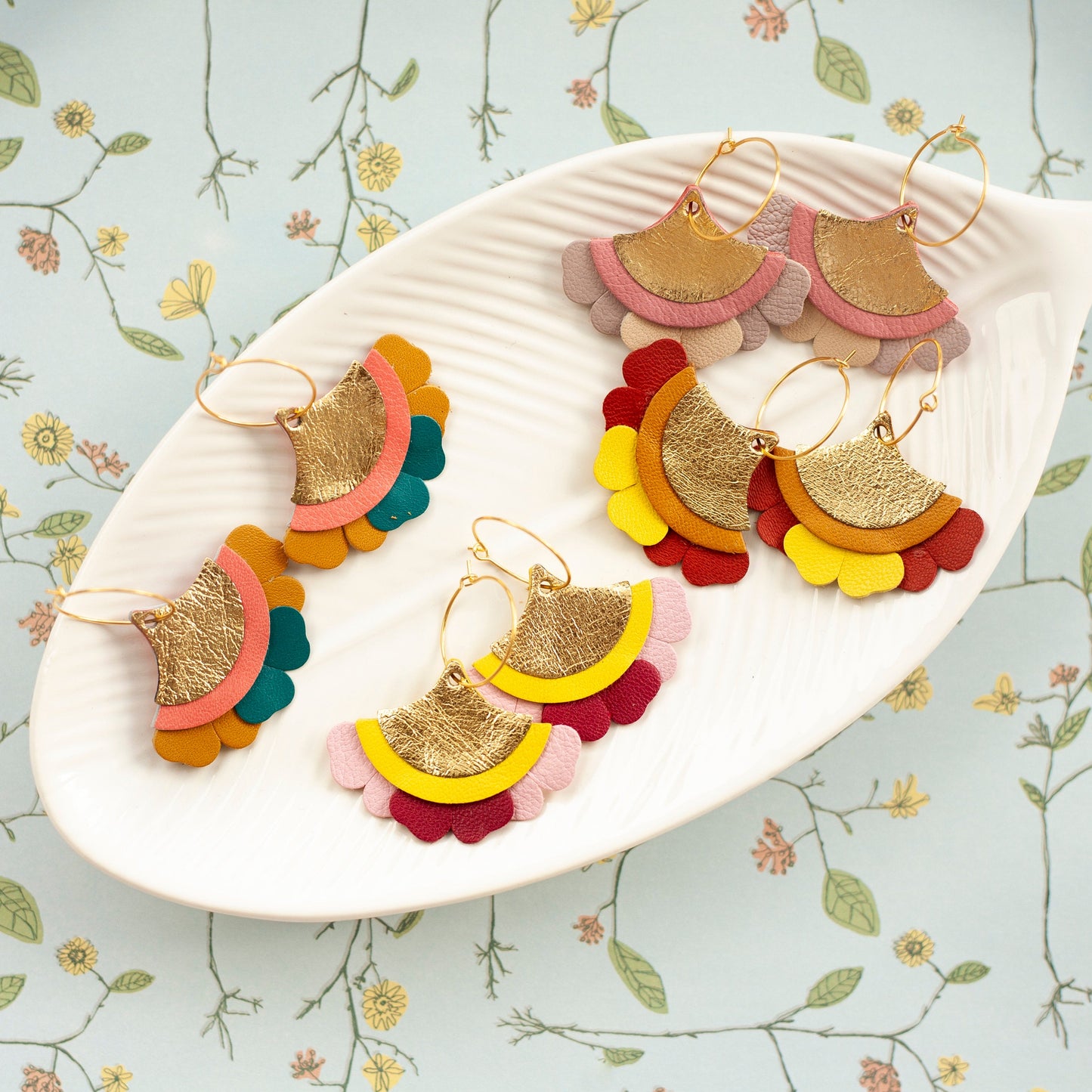 Boucles d'oreilles Eventail cuir doré jaune rose et rouge