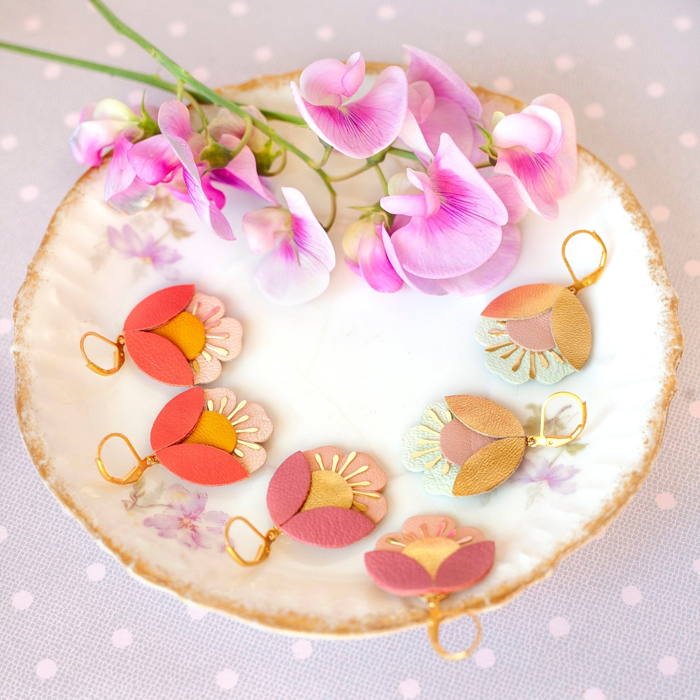 Boucles d'oreilles fleurs de cerisier cuir doré rose et vert d'eau