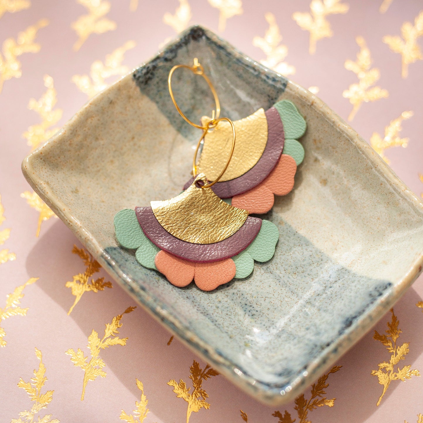 Boucles d'oreilles Eventails cuir rose turquoise mauve et doré