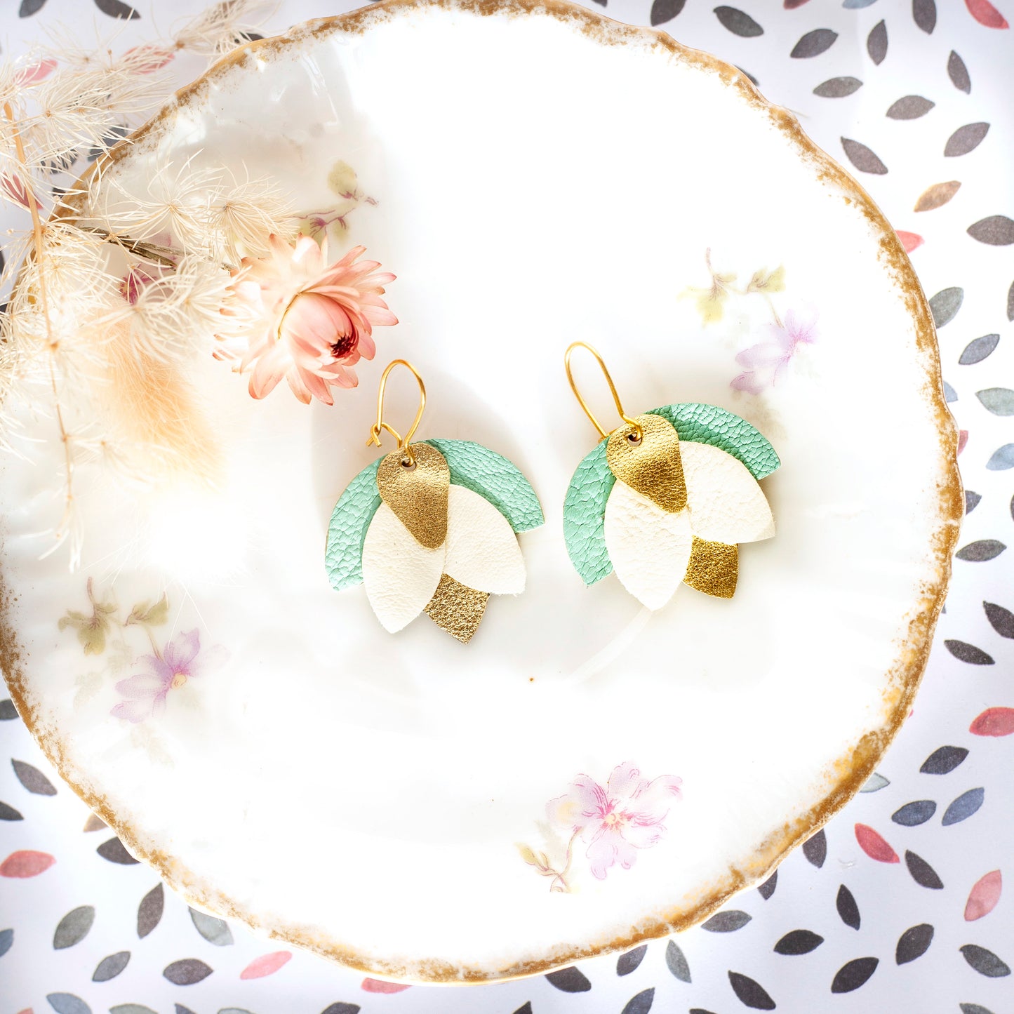 Boucles d'oreilles Narcisse en cuir doré blanc et vert jade