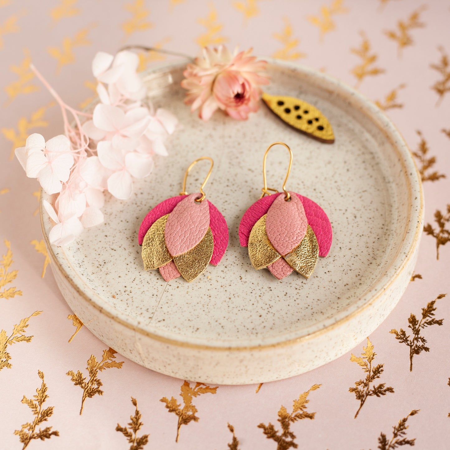 Boucles d'oreilles fleur en cuir recyclé rose, doré et fuchsia