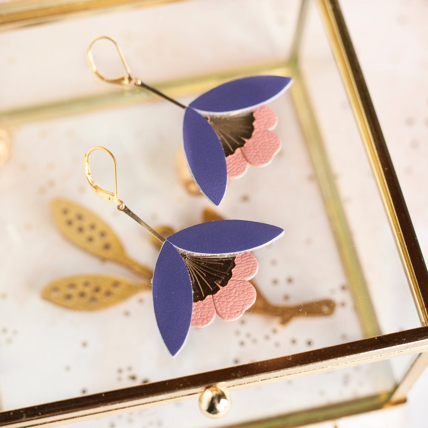 Boucles d'oreilles Fleur de Ginkgo en cuir violet et rose