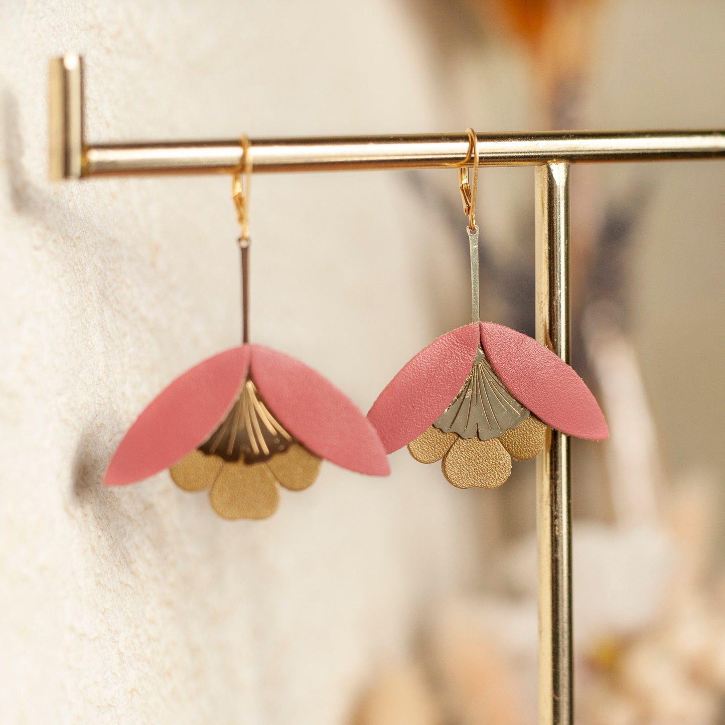 Boucles d'oreilles Fleur de Ginkgo en cuir fleur rose et bronze