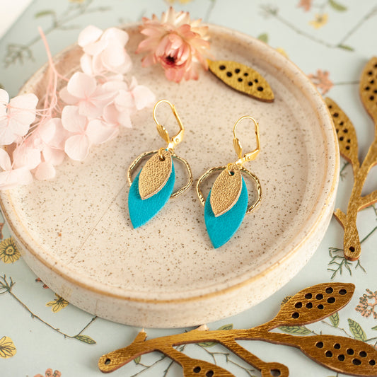 Boucles d'oreilles créoles en cuir bleu azur et doré