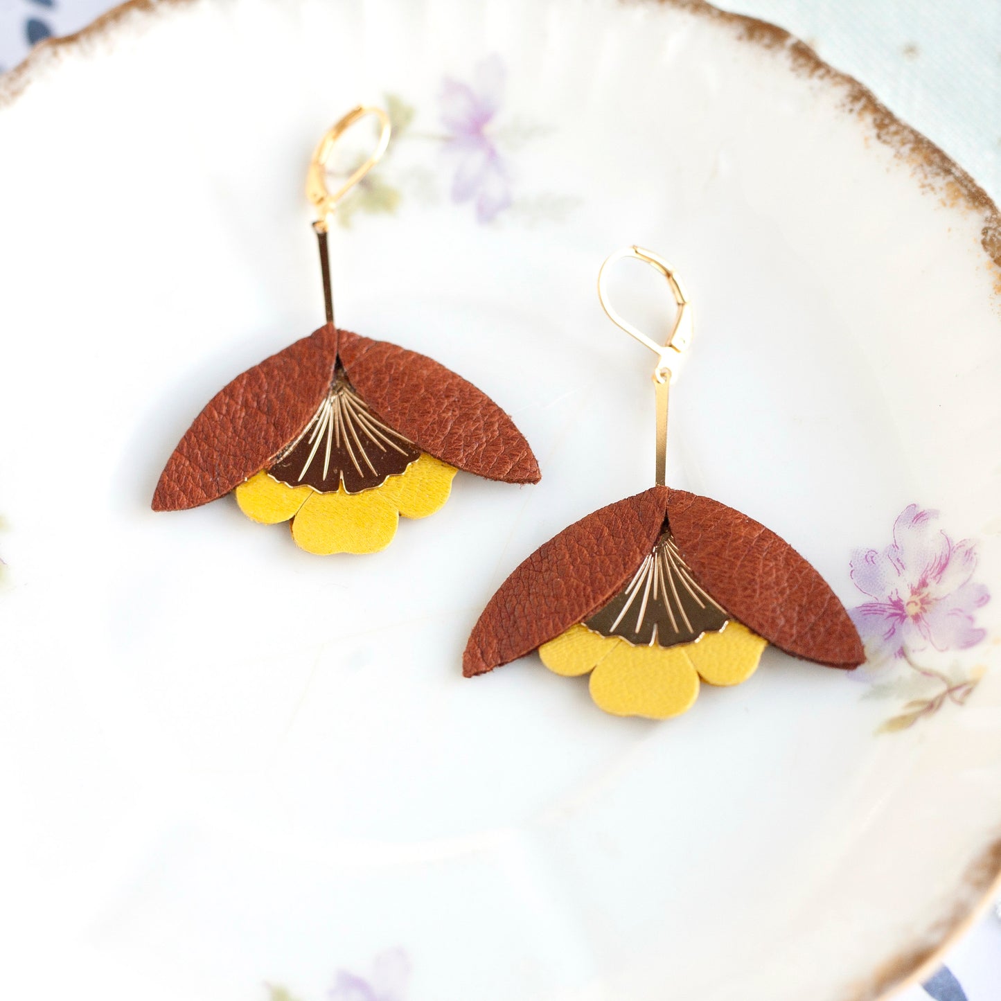 Boucles d'oreilles Fleur de Ginkgo cuir marron et jaune