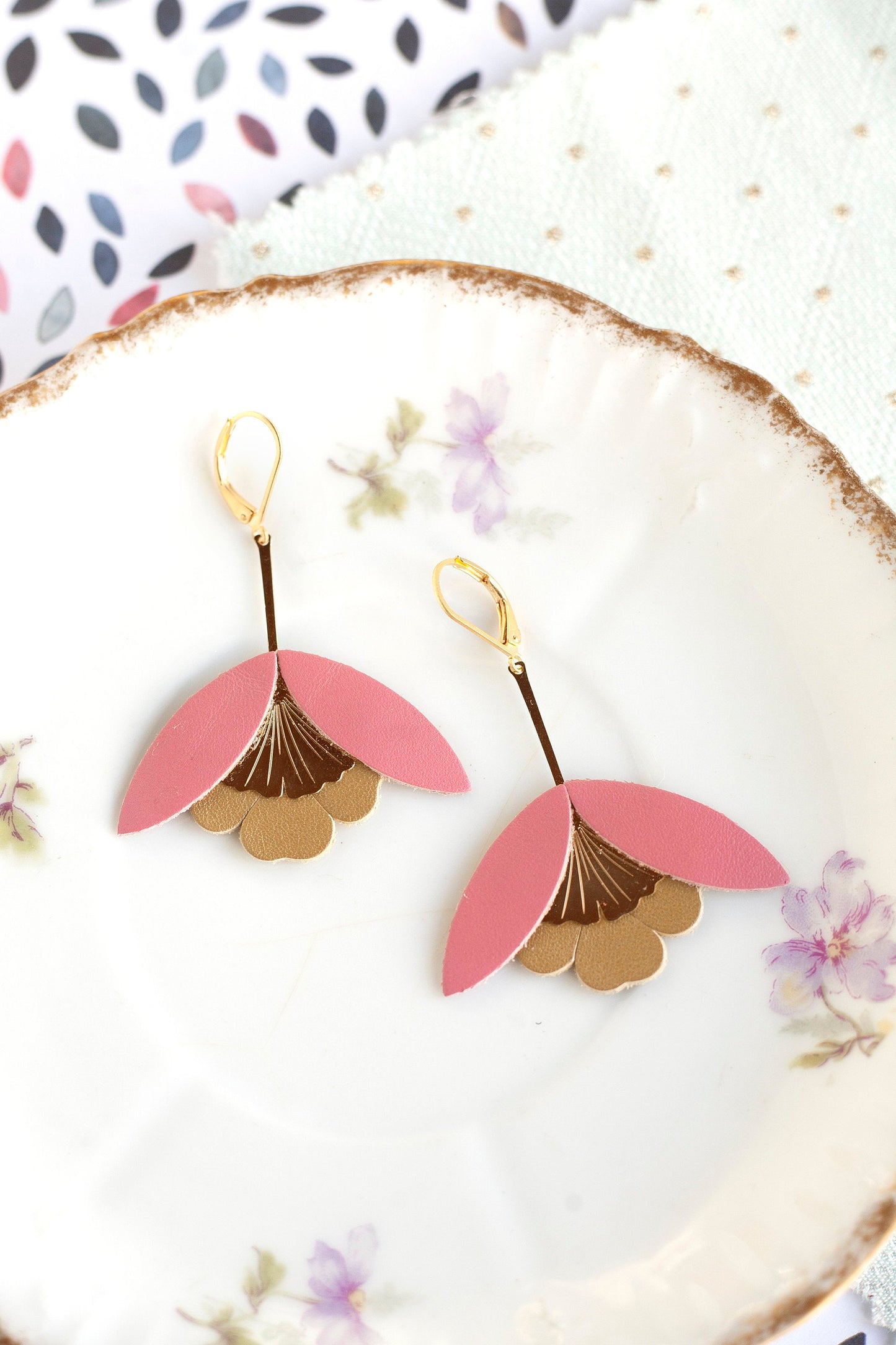 Boucles d'oreilles Fleur de Ginkgo en cuir fleur rose et bronze