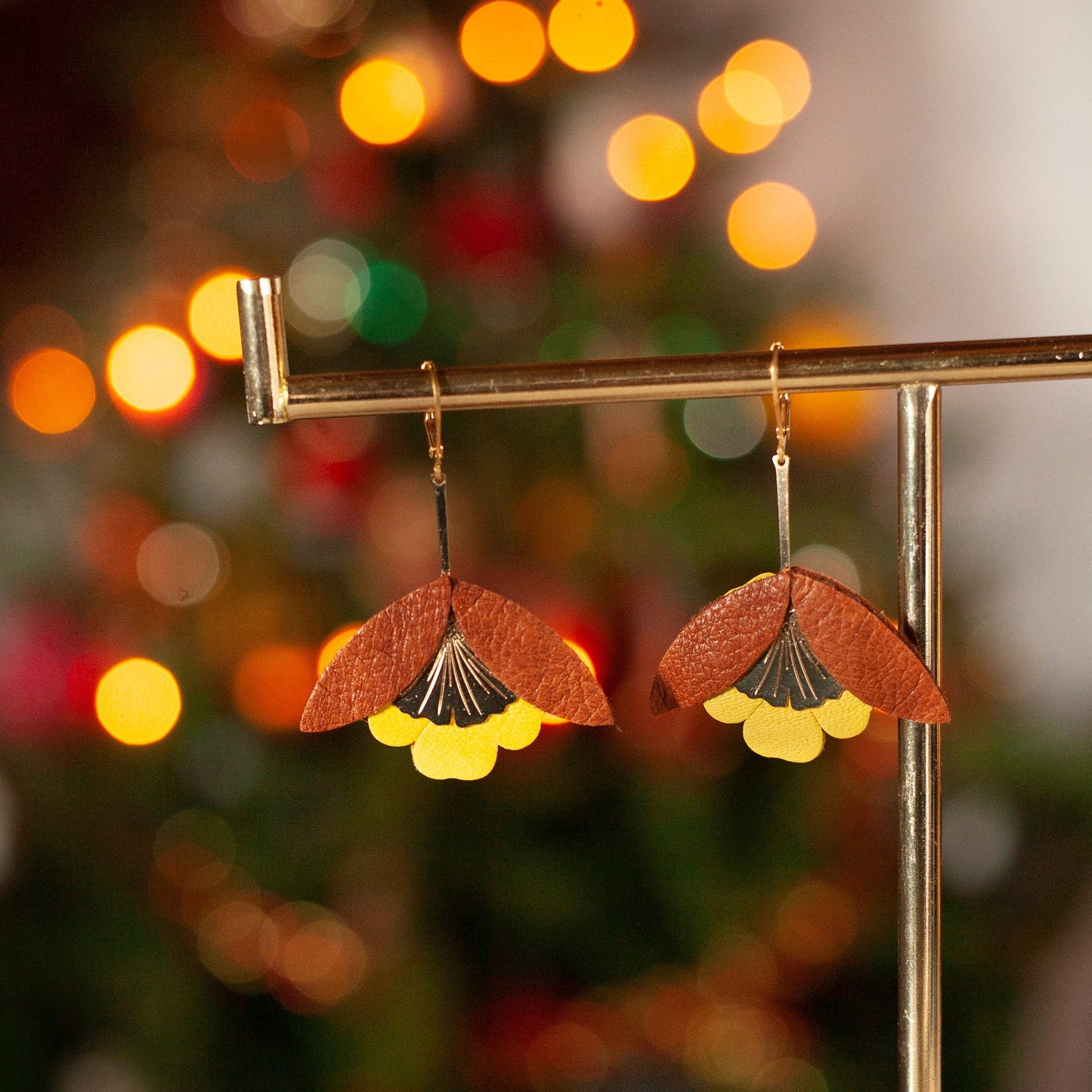 Boucles d'oreilles Fleur de Ginkgo cuir marron et jaune