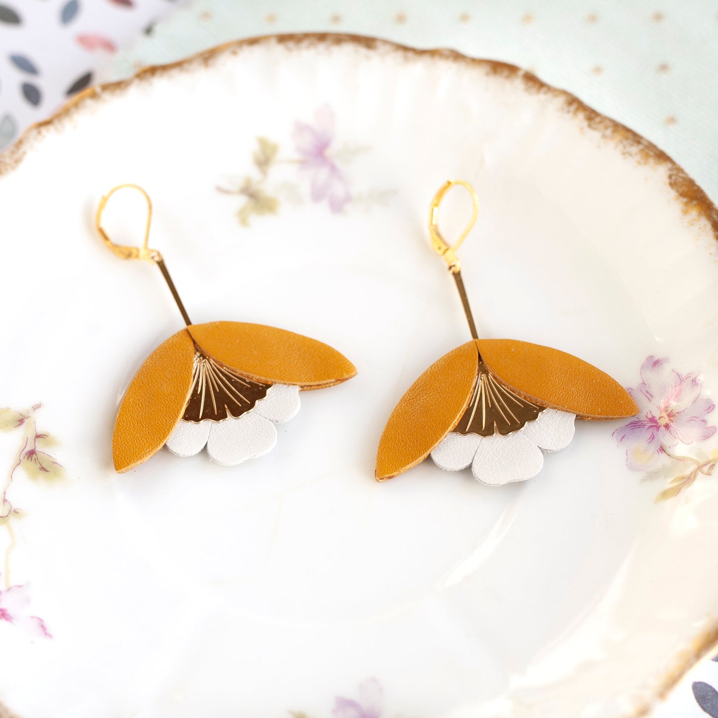 Boucles d'oreilles Fleur de Ginkgo cuir marron camel et blanc