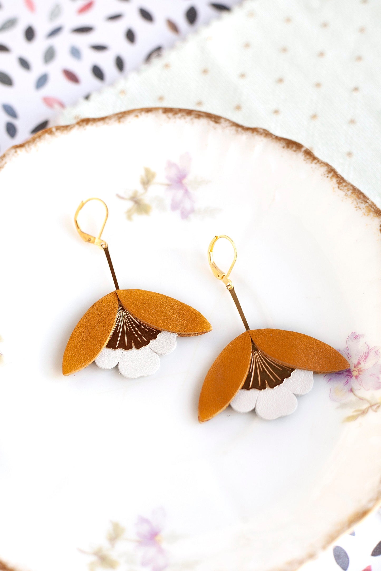 Boucles d'oreilles Fleur de Ginkgo cuir marron camel et blanc
