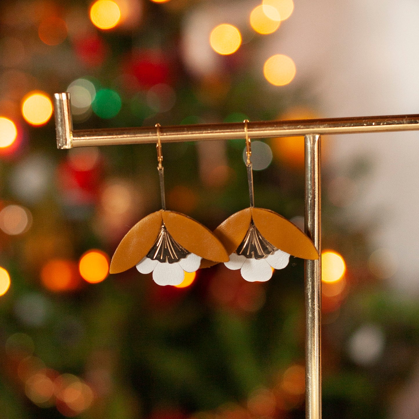 Boucles d'oreilles Fleur de Ginkgo cuir marron camel et blanc