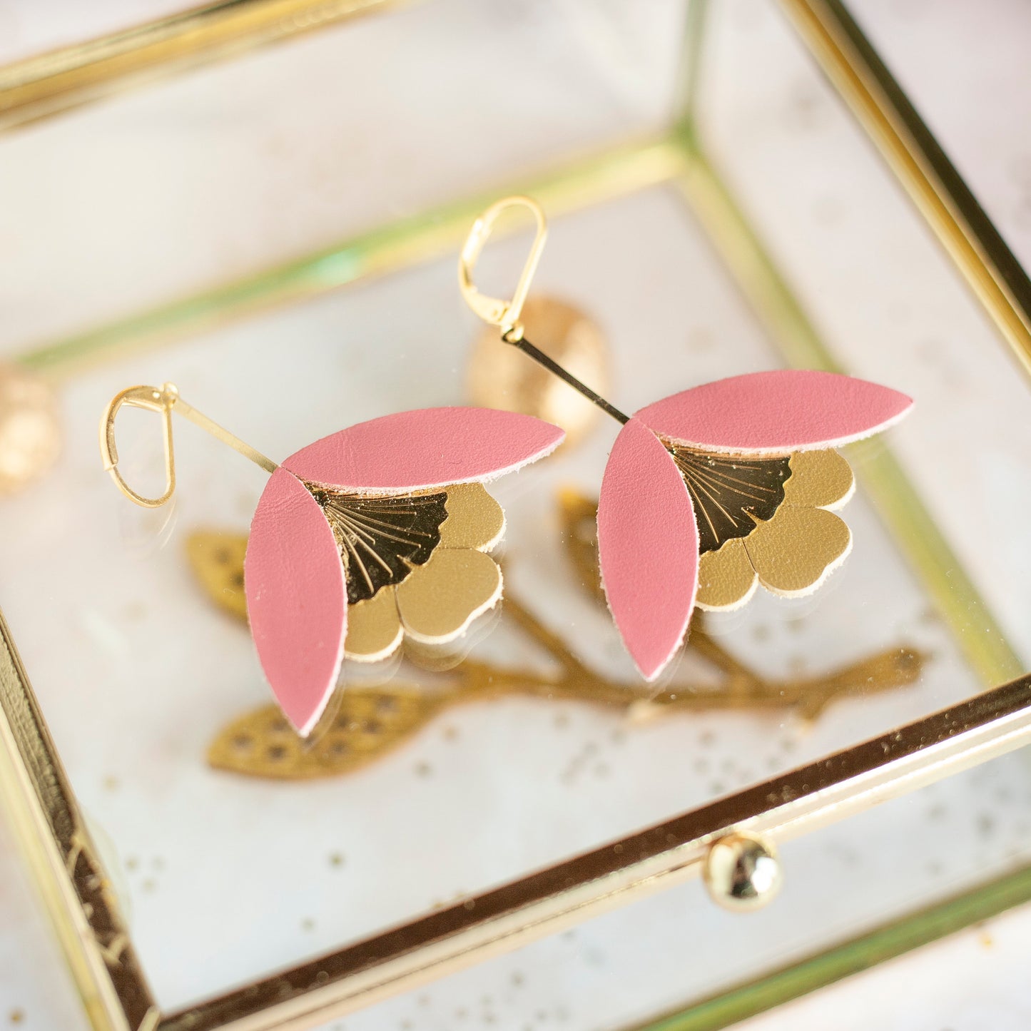 Boucles d'oreilles Fleur de Ginkgo en cuir fleur rose et bronze