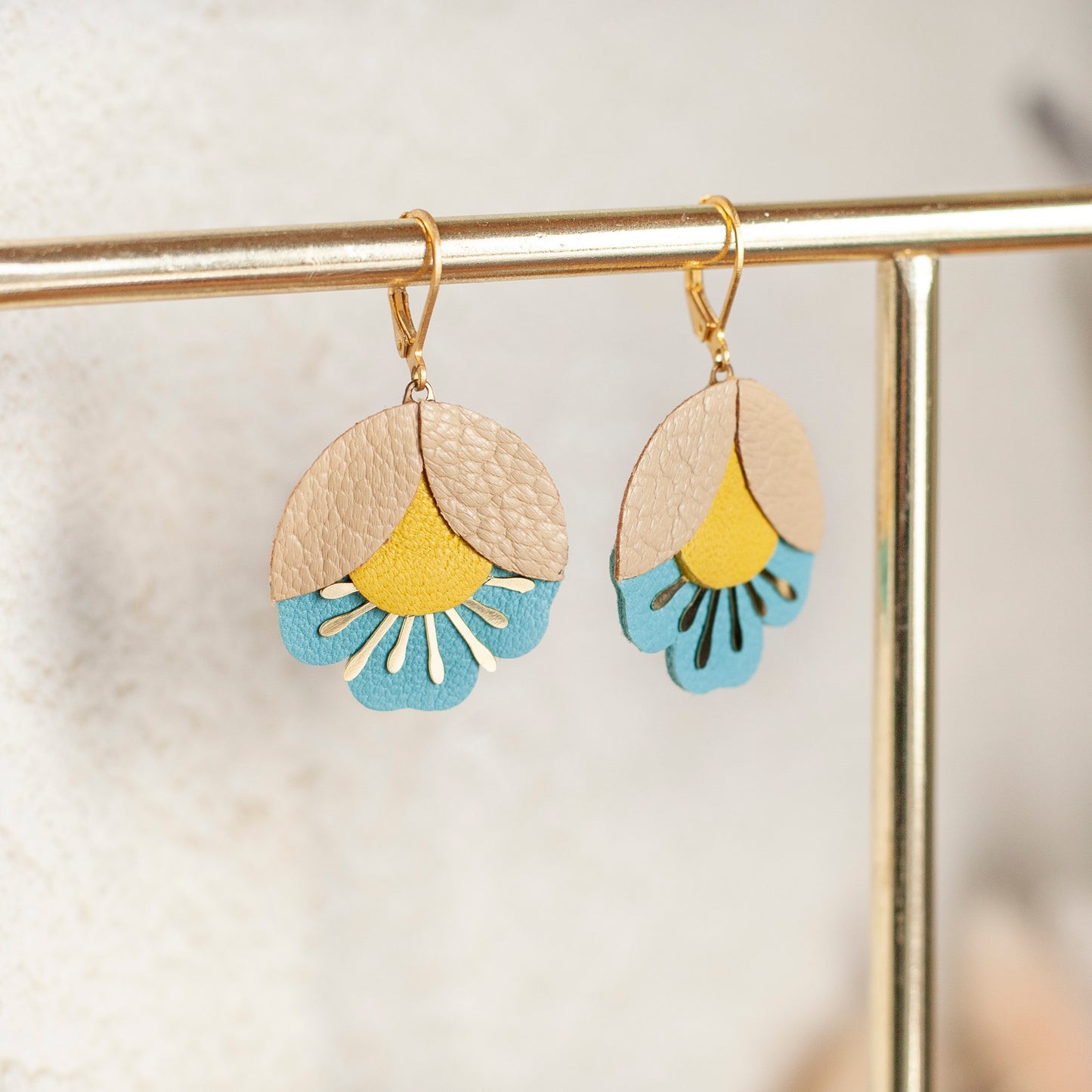 Boucles d'oreilles fleurs de cerisier beige jaune et bleu azur