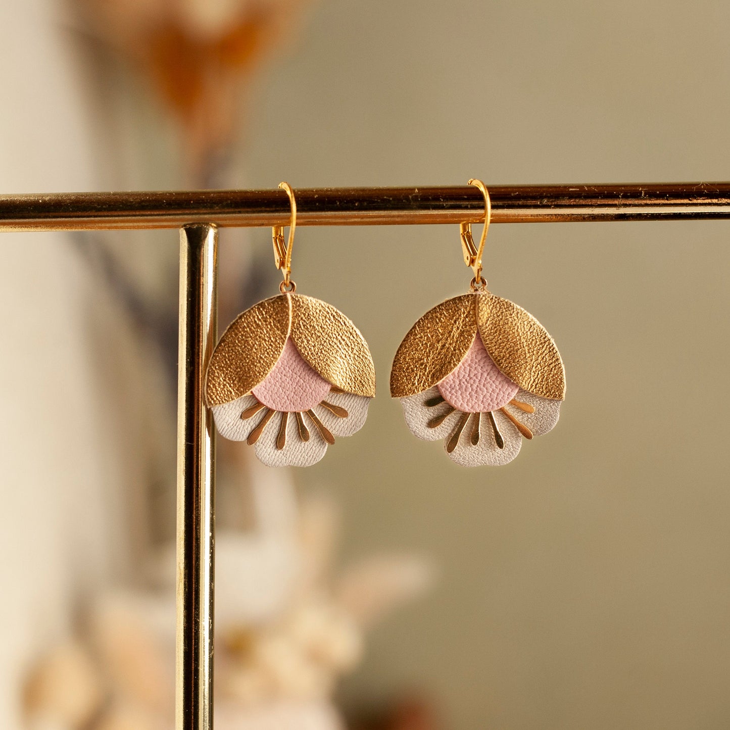 Boucles d'oreilles fleurs de cerisier cuir rose doré beige