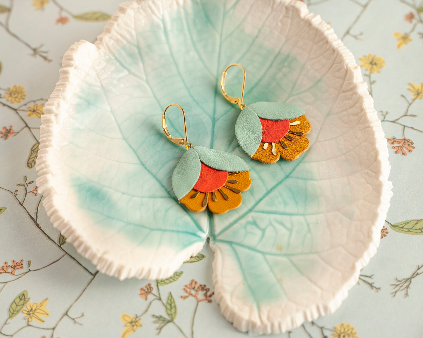 Boucles d'oreilles fleurs de cerisier vert menthe rouge et jaune ocre