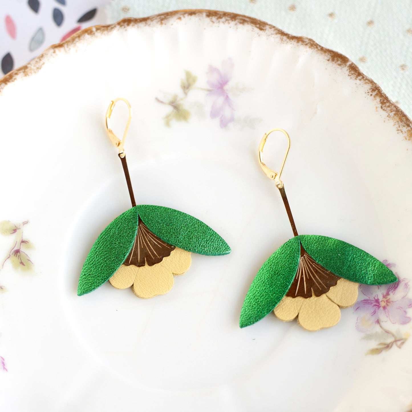 Boucles d'oreilles Fleur de Ginkgo en cuir vert métallisé et jaune