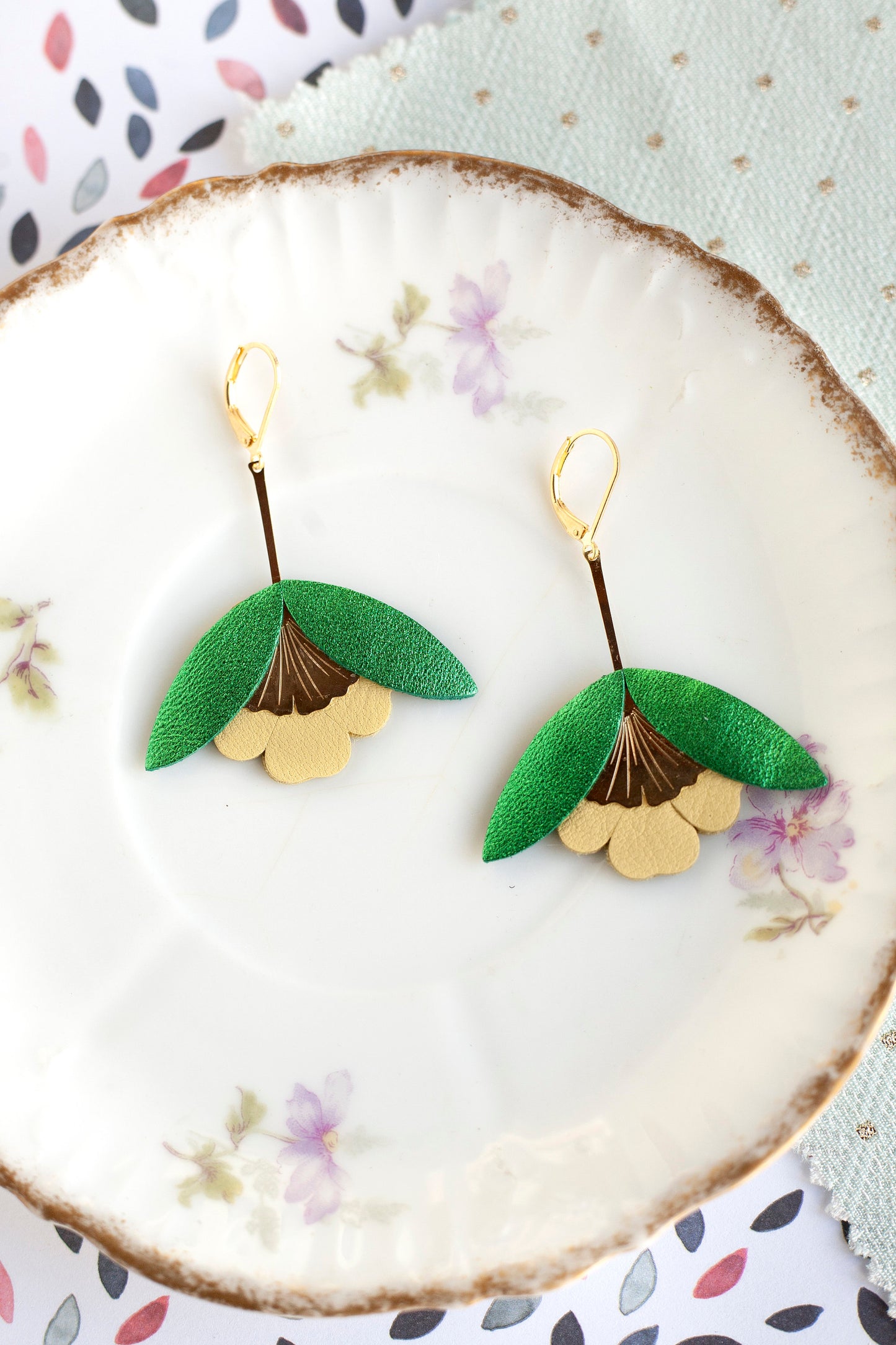 Boucles d'oreilles Fleur de Ginkgo en cuir vert métallisé et jaune