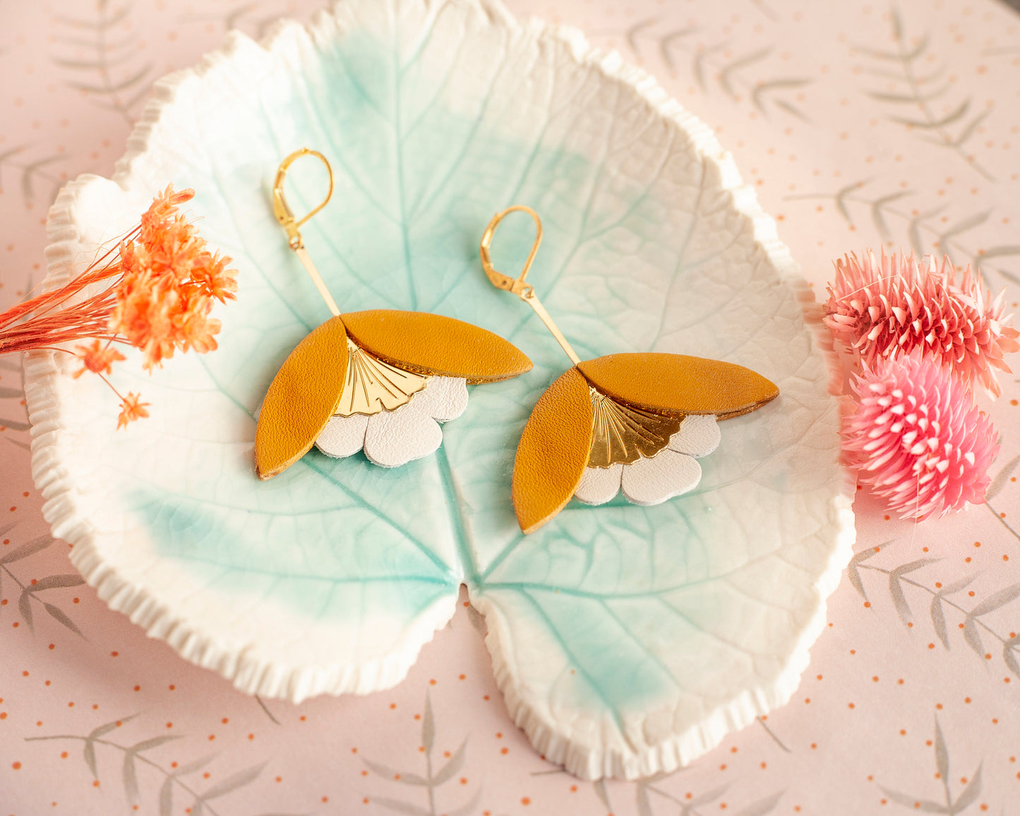 Boucles d'oreilles Fleur de Ginkgo cuir marron camel et blanc