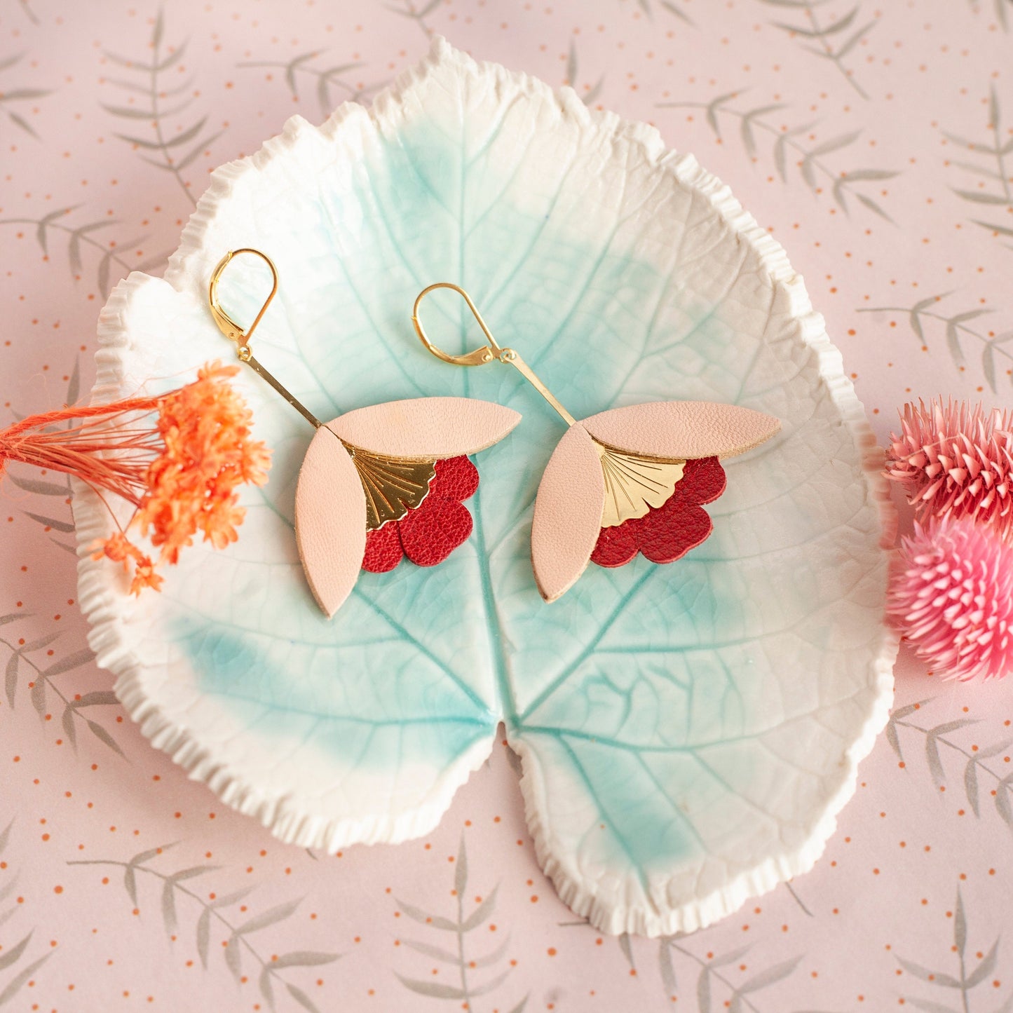 Boucles d'oreilles Fleur de Ginkgo en cuir rose poudré et rouge
