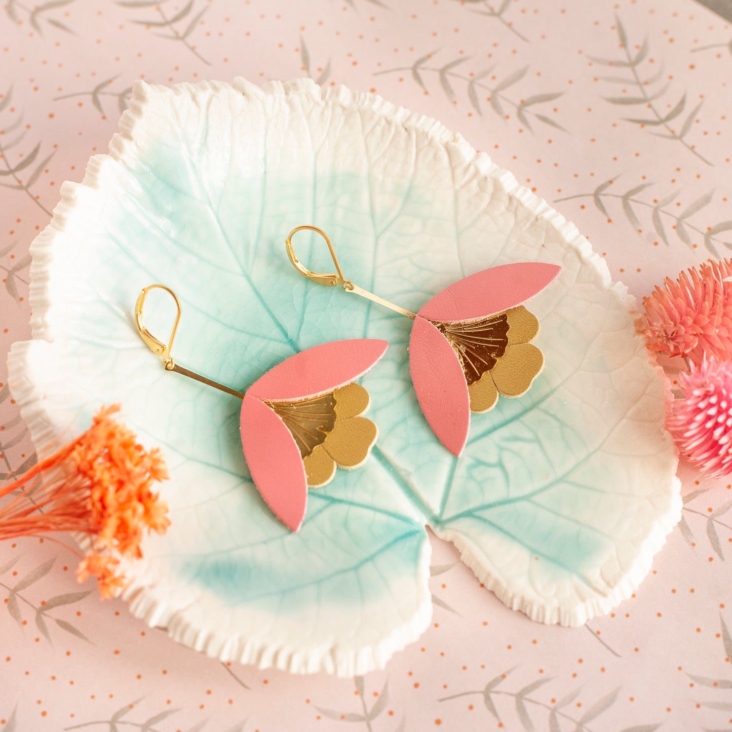 Boucles d'oreilles Fleur de Ginkgo en cuir fleur rose et bronze