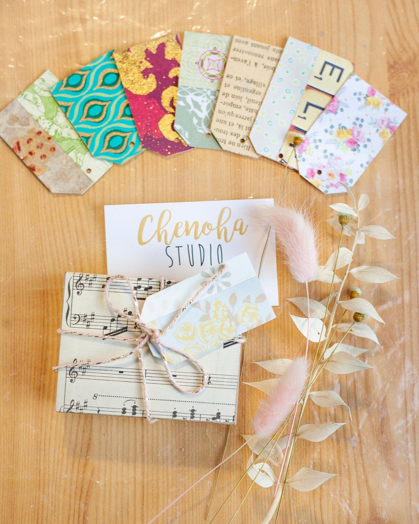 paquet cadeau décoré étiquettes papier