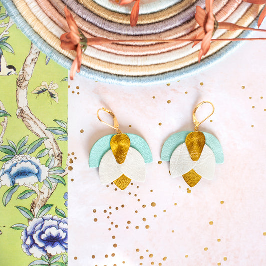 Narcisse-Ohrringe aus Weißgold und jadegrünem Leder