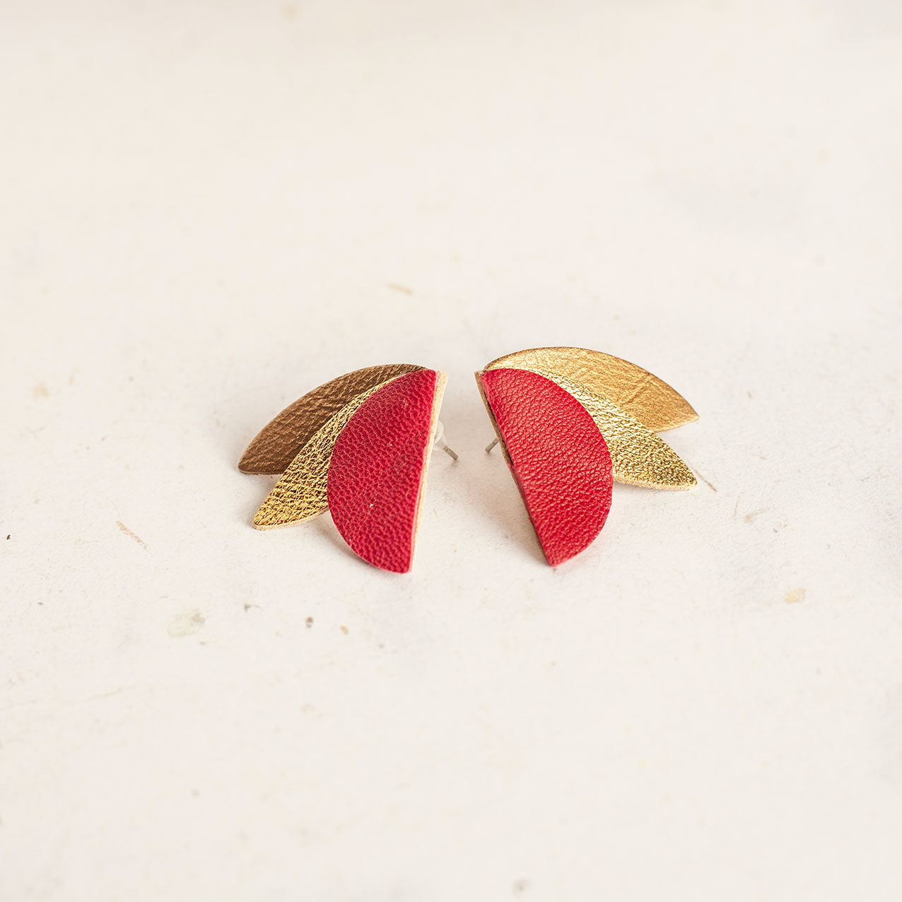 Boucles d'oreilles puces Ailes cuir rouge doré bronze