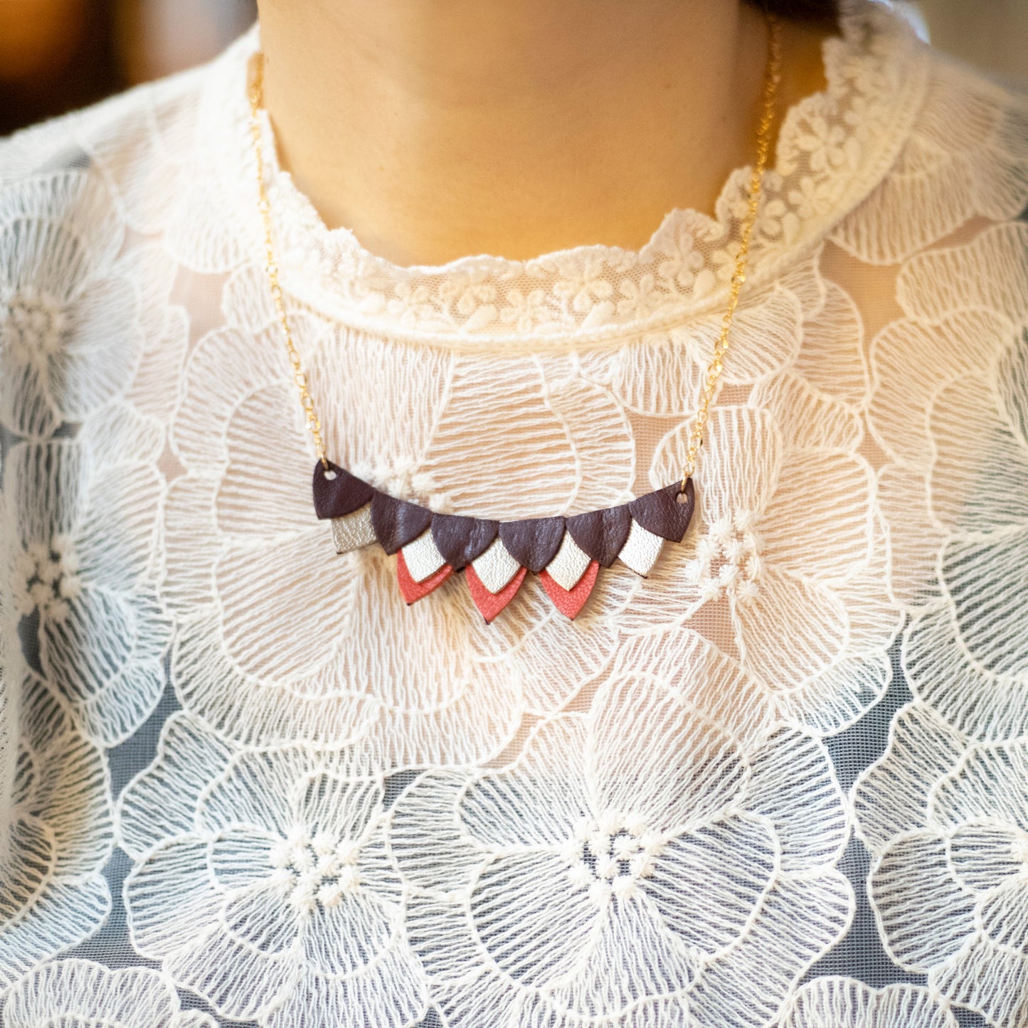 Ava-Halskette in Pflaumenrosa, Himbeere und Platin