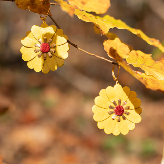 Boucles d'oreilles fleurs de Zinnia - cuir jaune