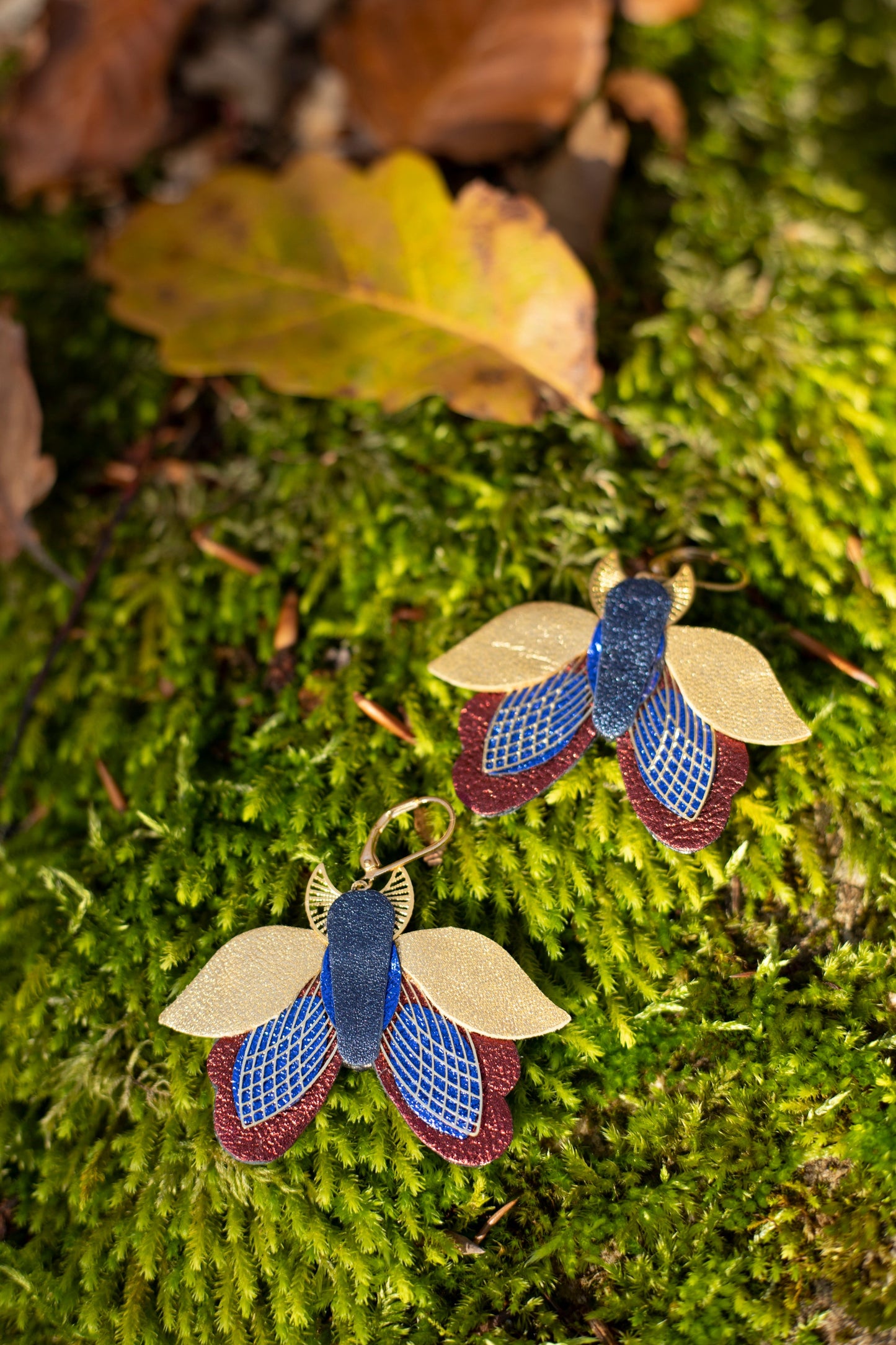 Boucles d’oreilles papillons de nuit bleu outremer, rouge métallisé et doré