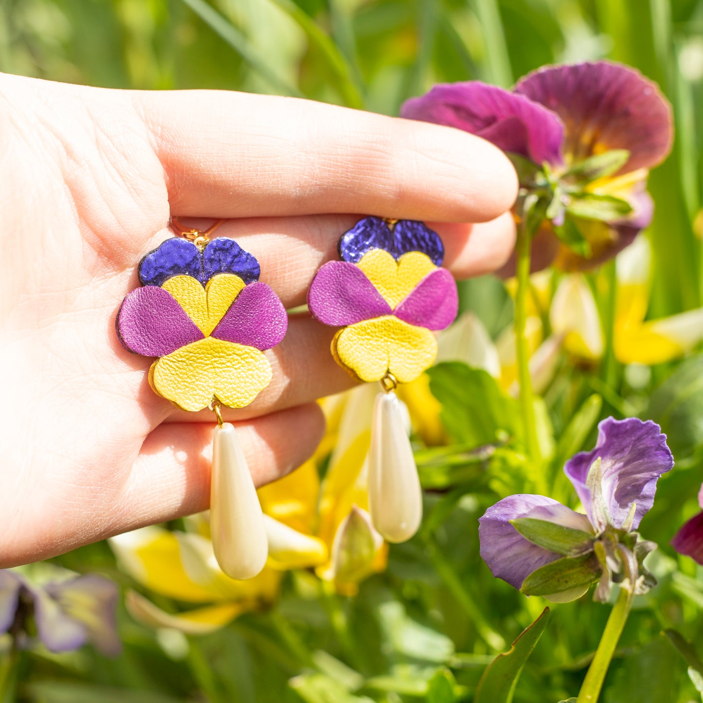 Stiefmütterchen-Ohrringe – lila und gelb