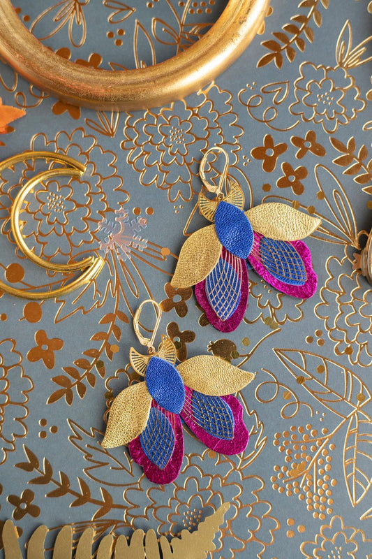 Boucles d’oreilles papillons de nuit bleu outremer, fuchsia métallisé et doré