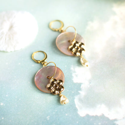 Boucles d'oreilles boutons de nacre rose et perles d'eau douce