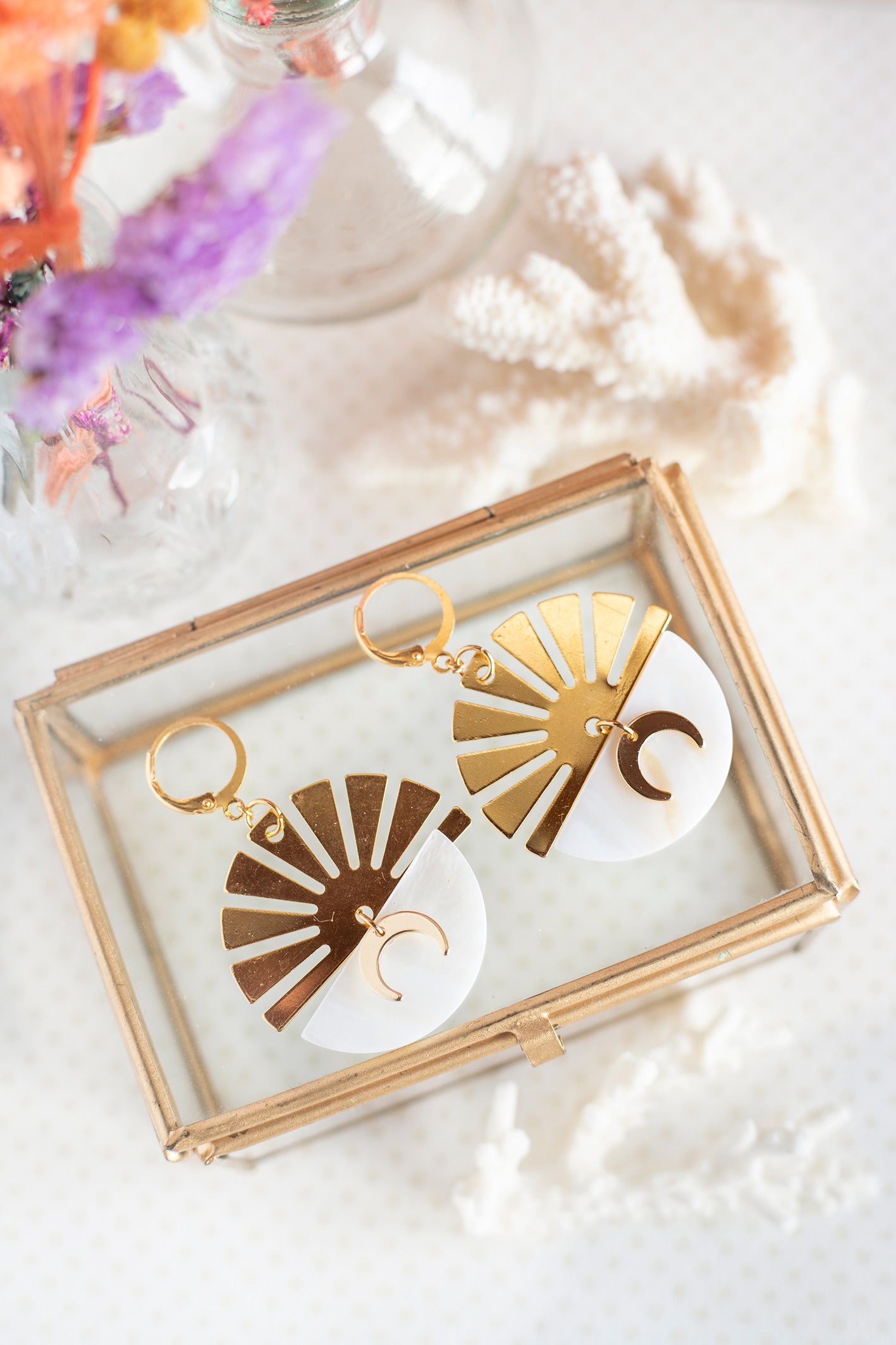 Half sun earrings and mother-of-pearl pendants