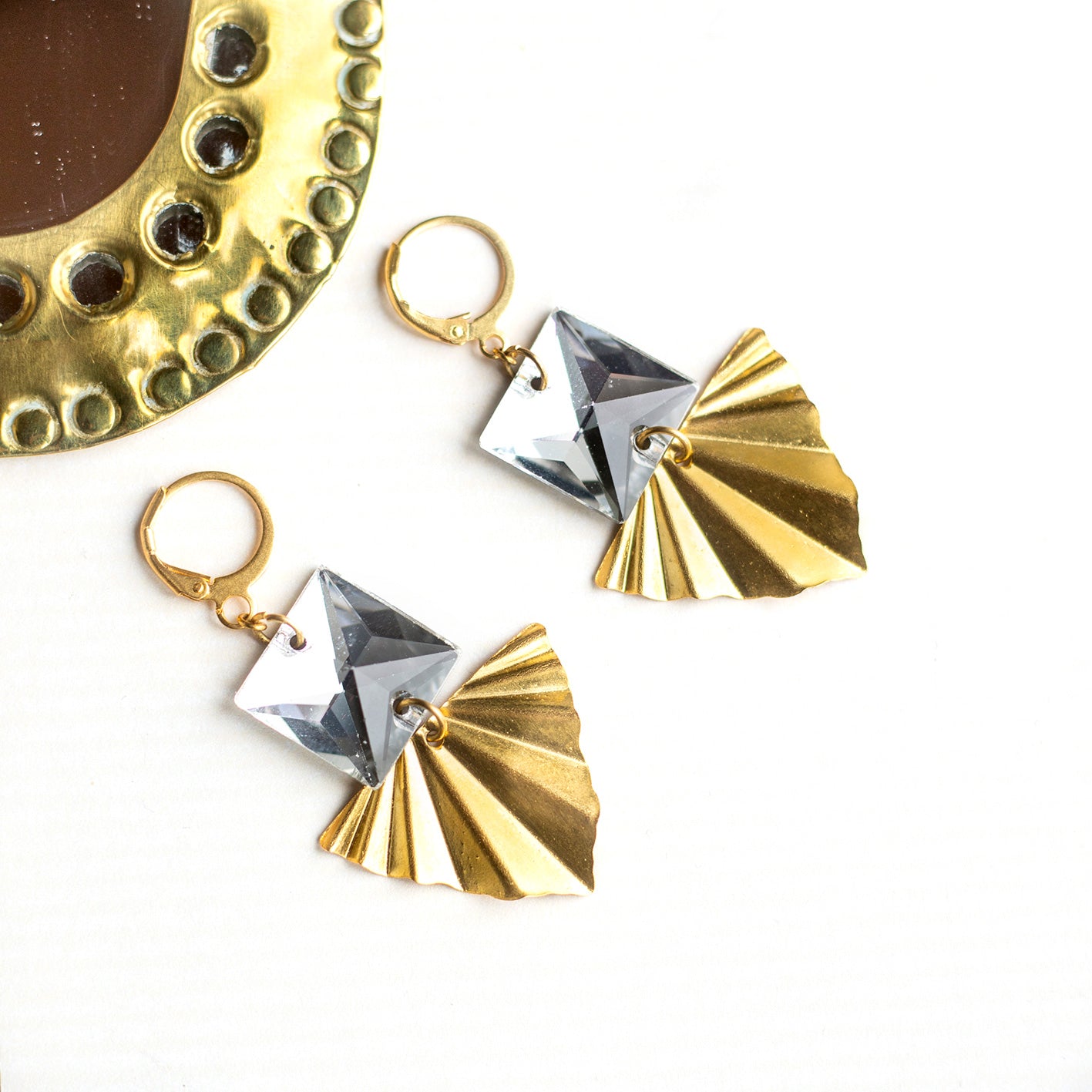 Boucles d'oreilles carrés en cristal vintage et pendentifs triangle dorés