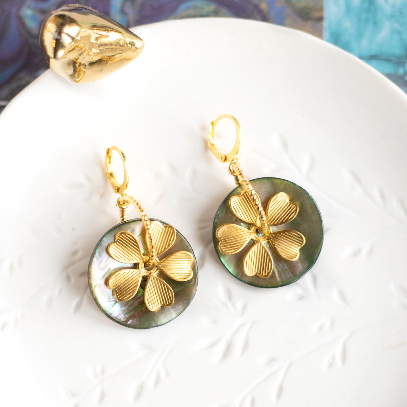 Ohrringe mit bläulichen Perlmuttknöpfen und Blumen aus fein vergoldetem Messing