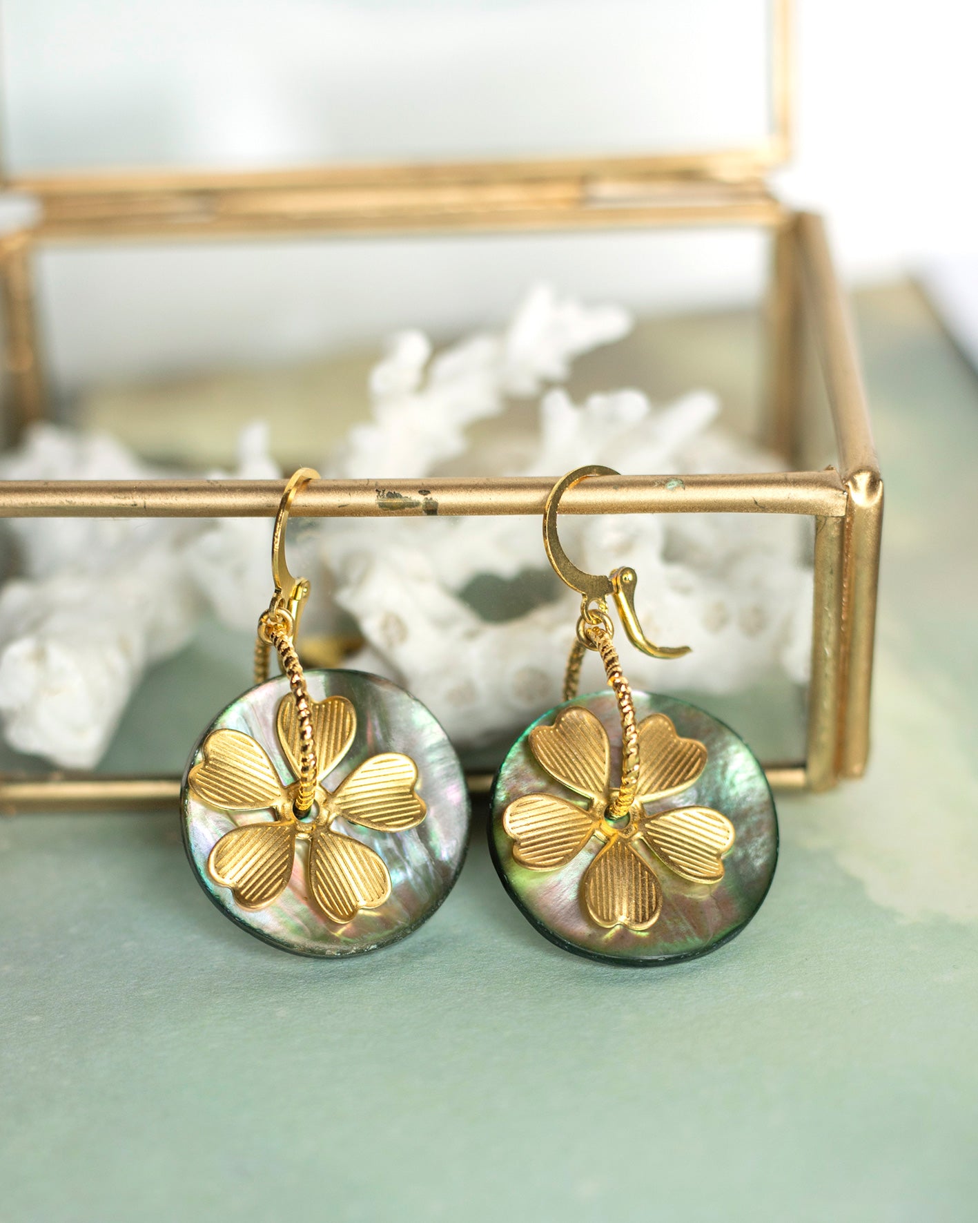 Earrings with bluish mother-of-pearl buttons and flowers in fine gold-plated brass