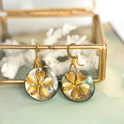 Boucles d'oreilles boutons de nacre bleutés et fleurs en laiton doré à l'or fin