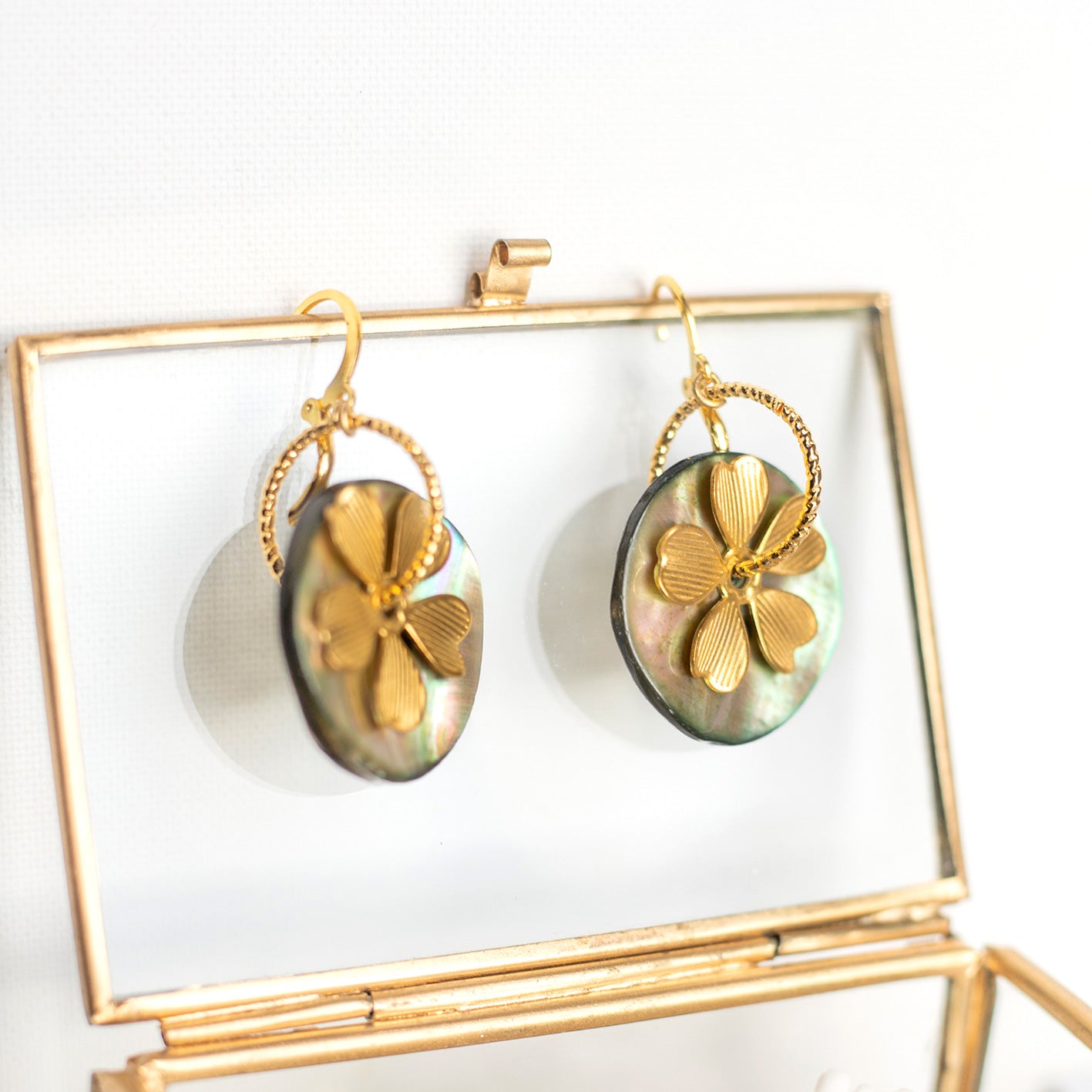 Earrings with bluish mother-of-pearl buttons and flowers in fine gold-plated brass