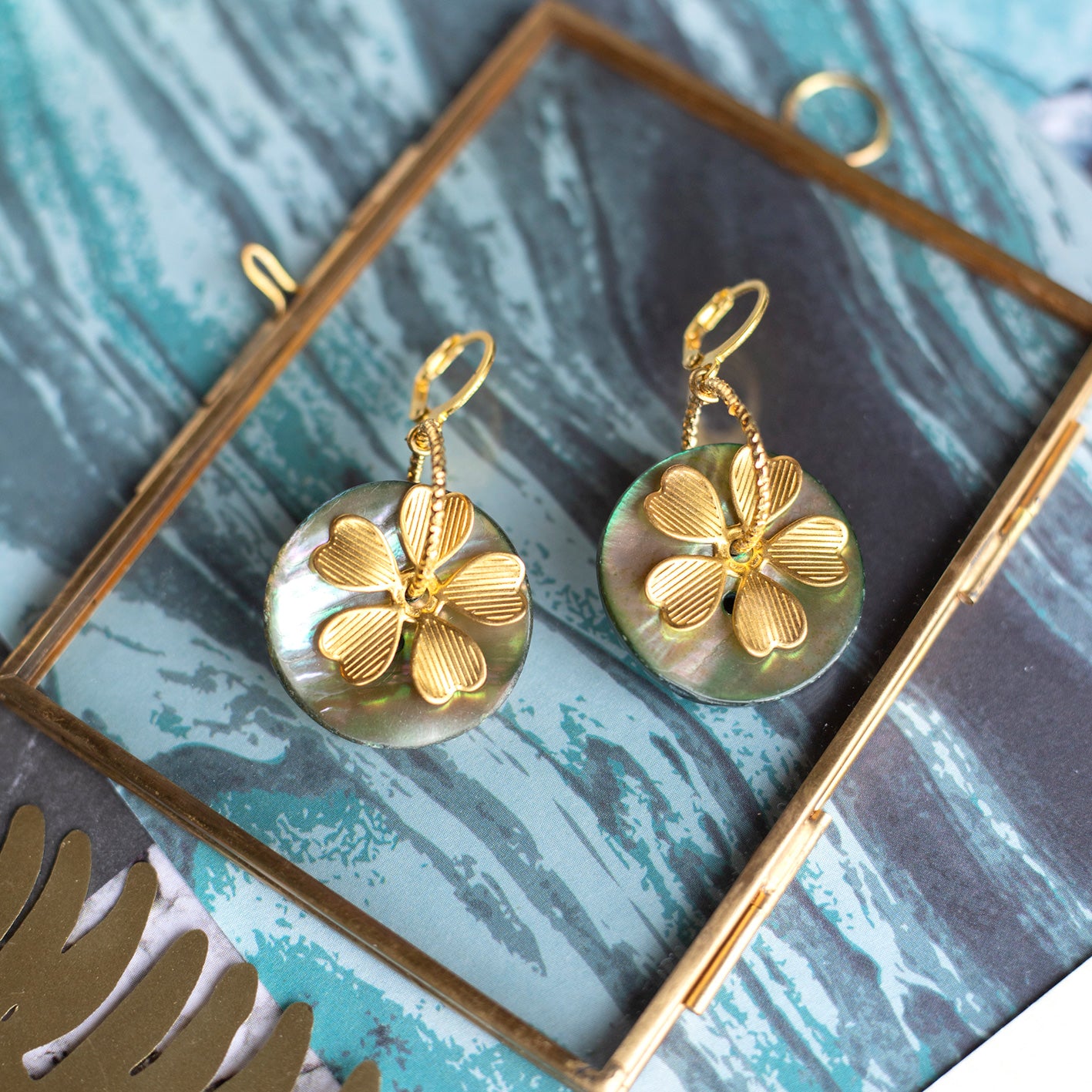 Ohrringe mit bläulichen Perlmuttknöpfen und Blumen aus fein vergoldetem Messing