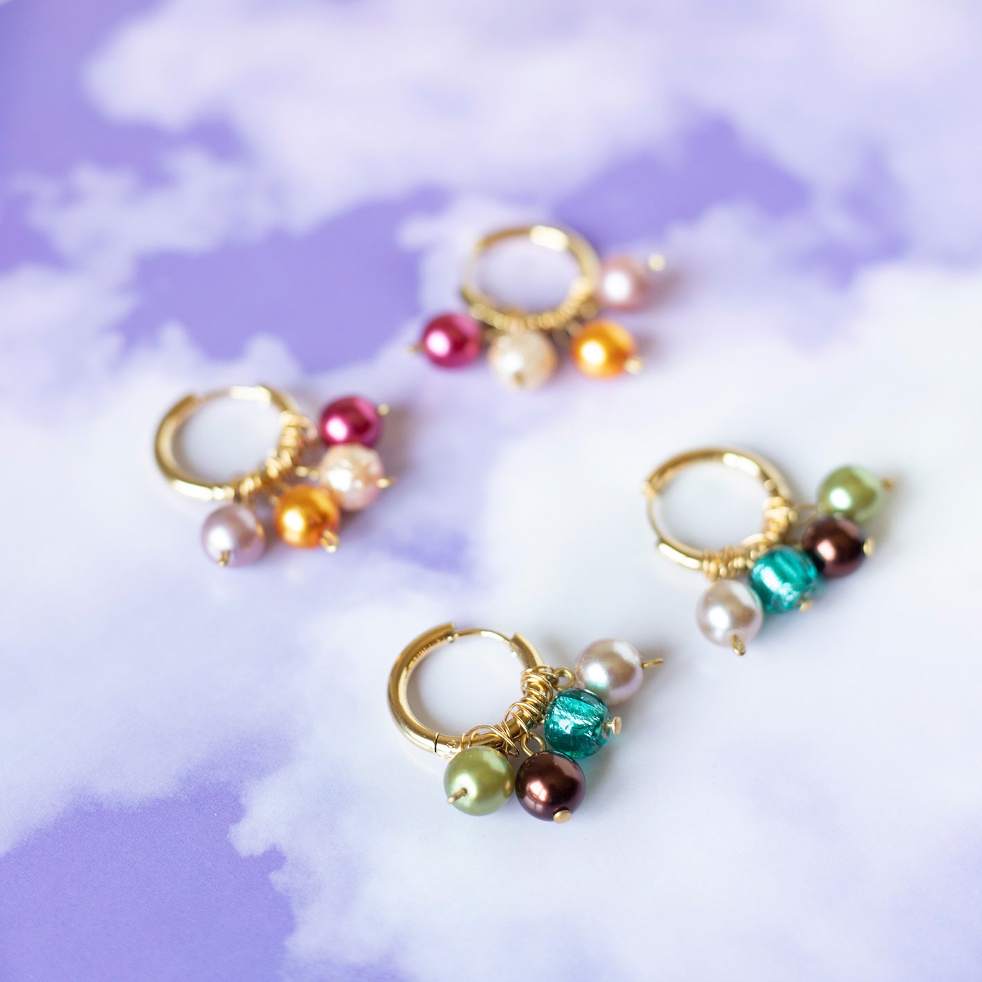 Hoop earrings in gold-plated steel and colored glass beads