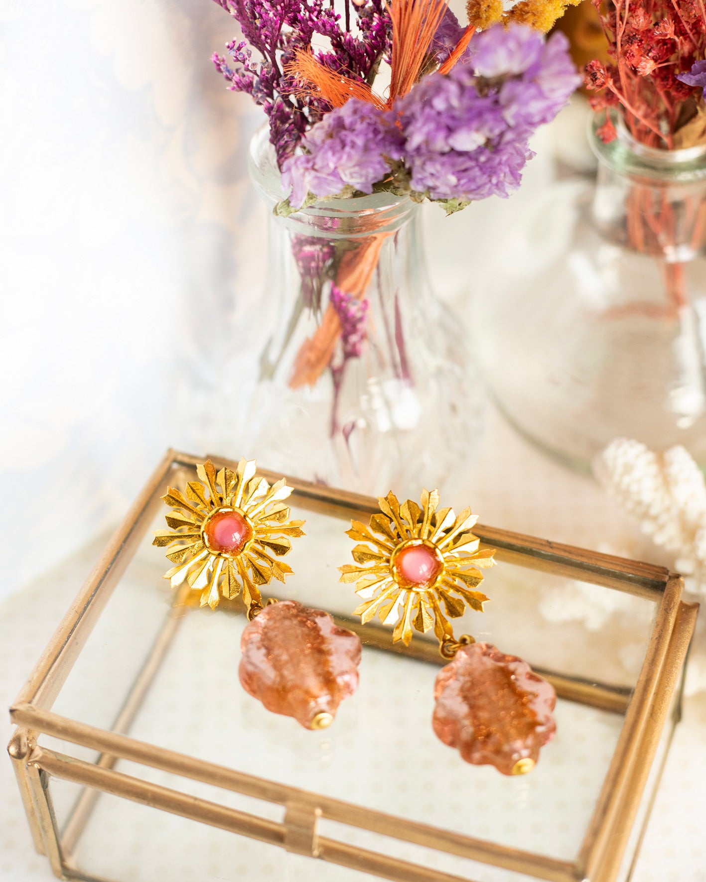 Goldene Sonnenchip-Ohrringe und rosa Vintage-Perlen
