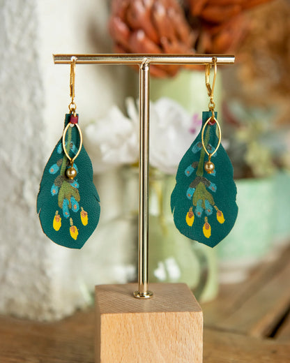 Boucles d'oreilles plumes cuir vert peintes à la main "Le Fantôme de la Forêt"