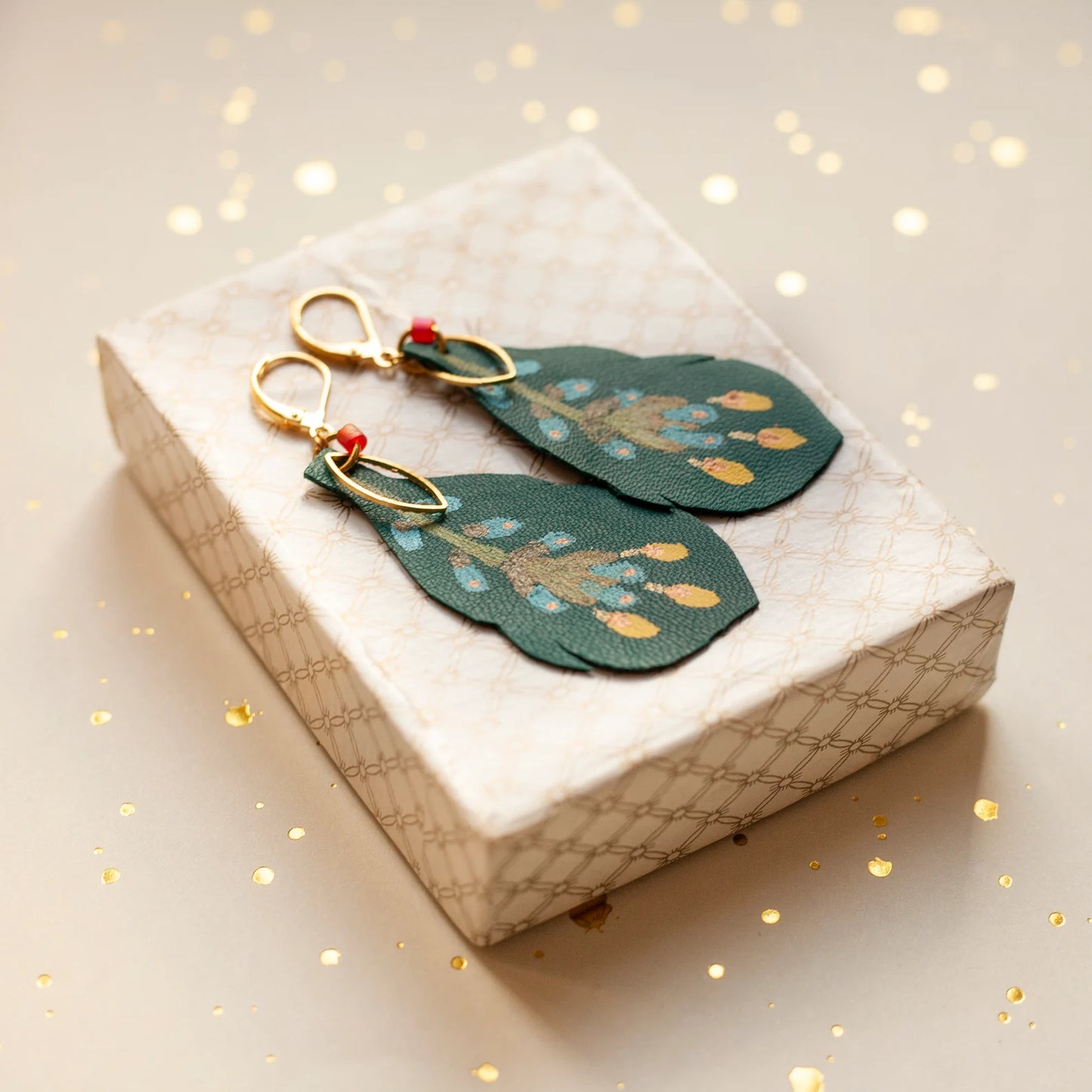 Boucles d'oreilles plumes cuir vert peintes à la main "Le Fantôme de la Forêt"