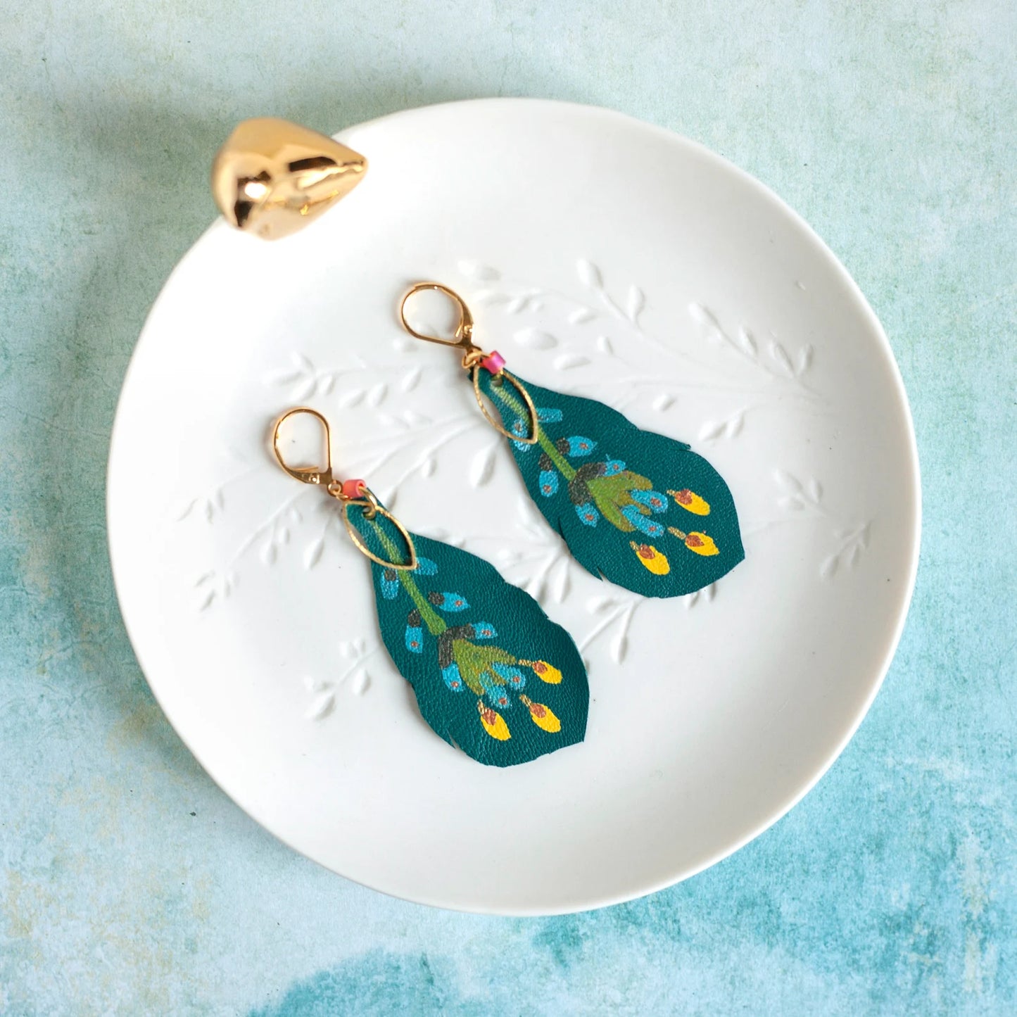 Boucles d'oreilles plumes cuir vert peintes à la main "Le Fantôme de la Forêt"