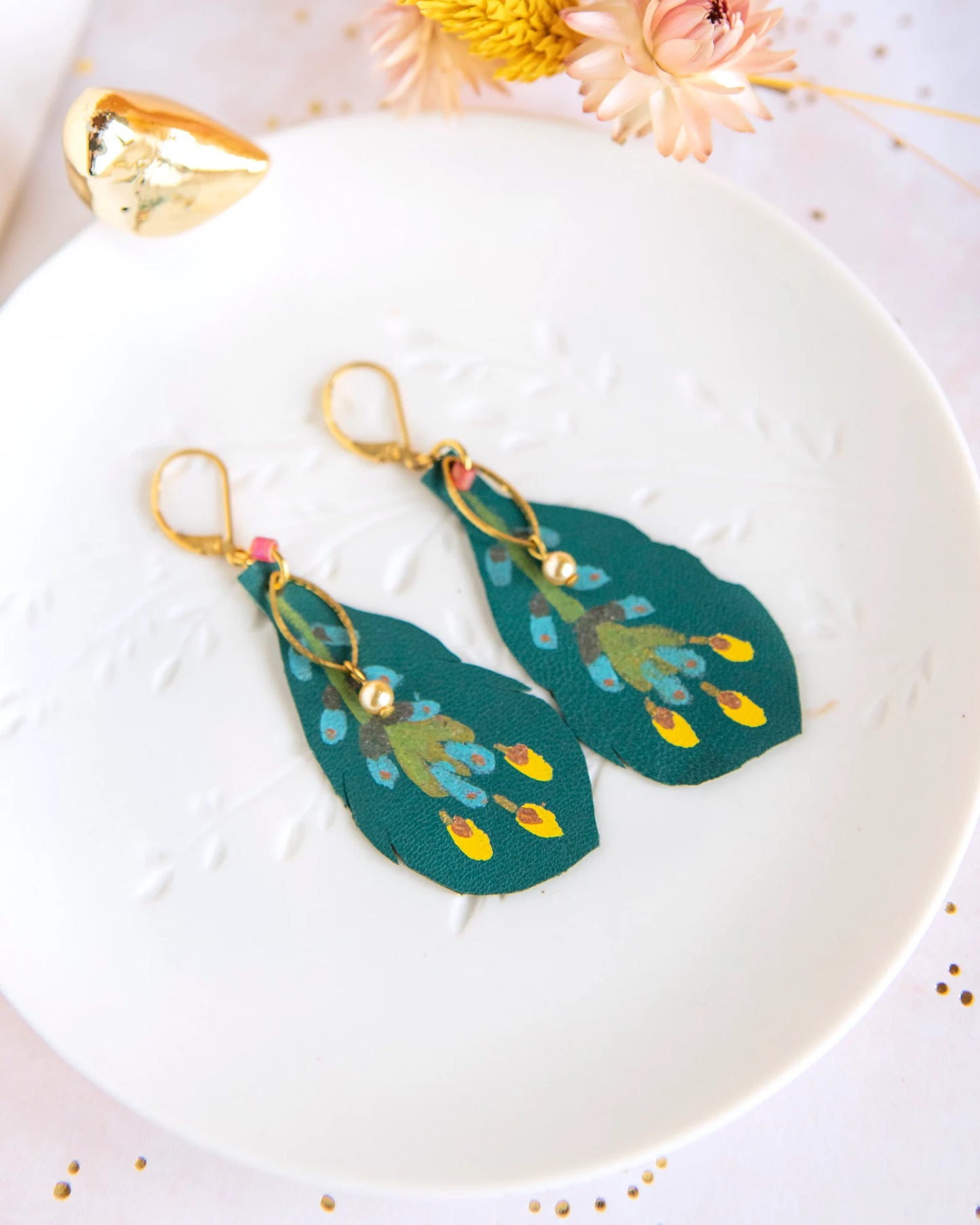 Boucles d'oreilles plumes cuir vert peintes à la main "Le Fantôme de la Forêt"